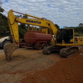 ESCAVADEIRA HIDRÁULICA KOMATSU PC-210