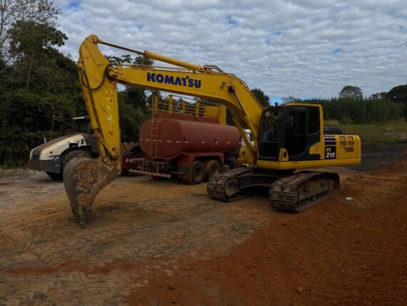 ESCAVADEIRA HIDRÁULICA KOMATSU PC-210