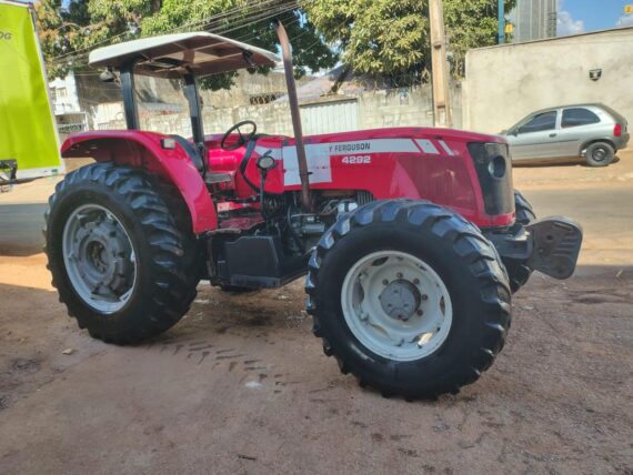 TRATOR DE PNEUS MASSEY FERGUNSON 4292