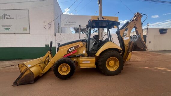 RETROESCAVADEIRA CATERPILLAR 416E 4X4