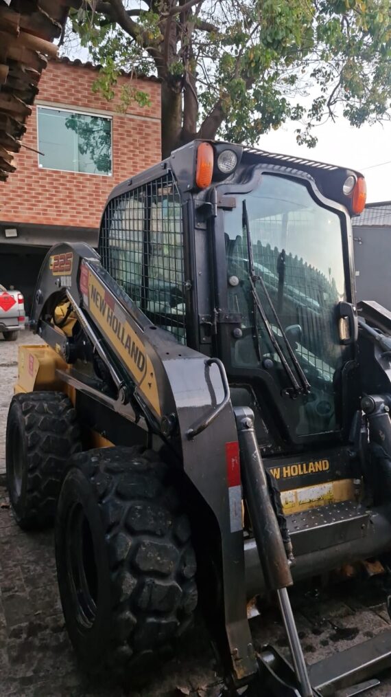MINI CARREGADEIRA NEWHOLLAND L225 - IMAGEM m 2