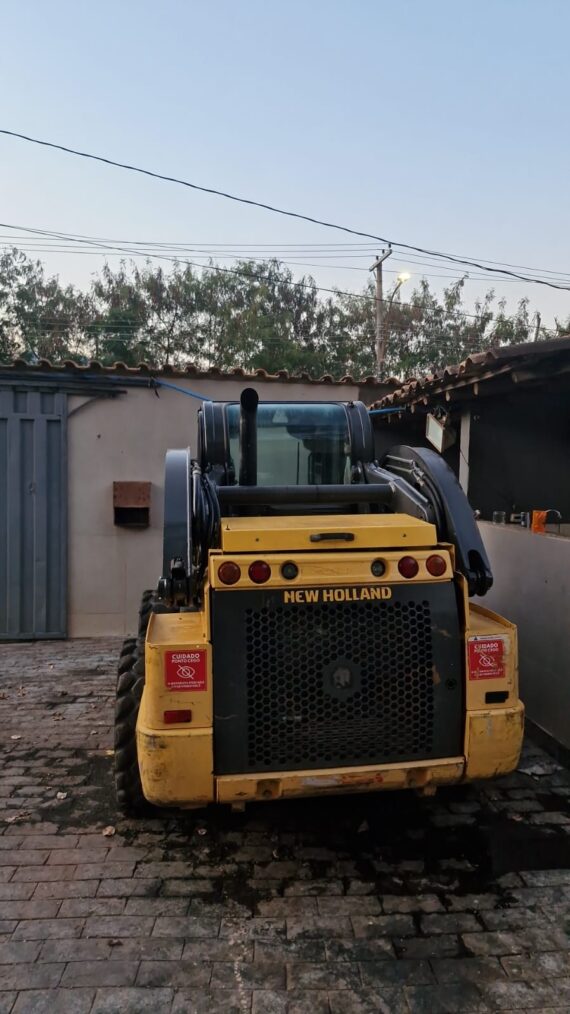 MINI CARREGADEIRA NEWHOLLAND L225 - IMAGEM m 3