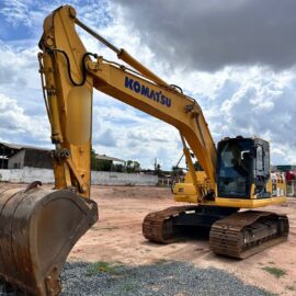 ESCAVADEIRA HIDRÁULICA KOMATSU PC-210