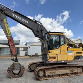 ESCAVADEIRA VOLVO EC220DL
