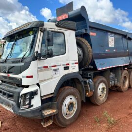 CAMINHÃO BASCULA VOLVO FM500 8x4